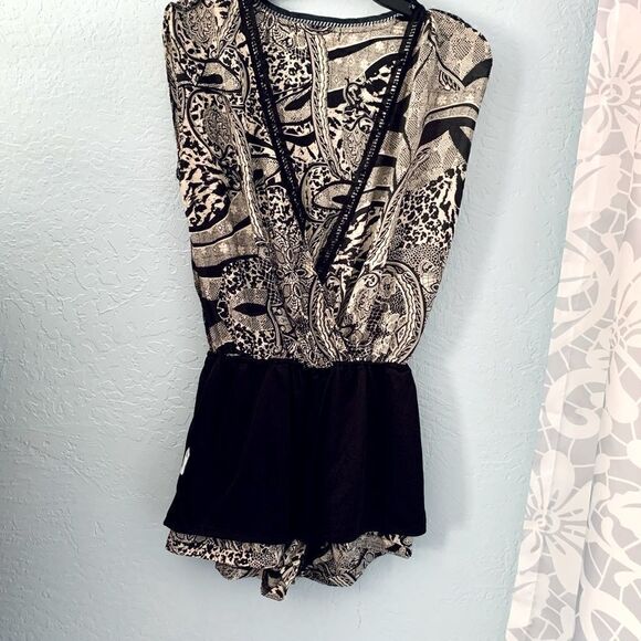 ANGL Black & Cream Abstract Pribt Surplice Short Romper Size Small - Picture 13 of 15
